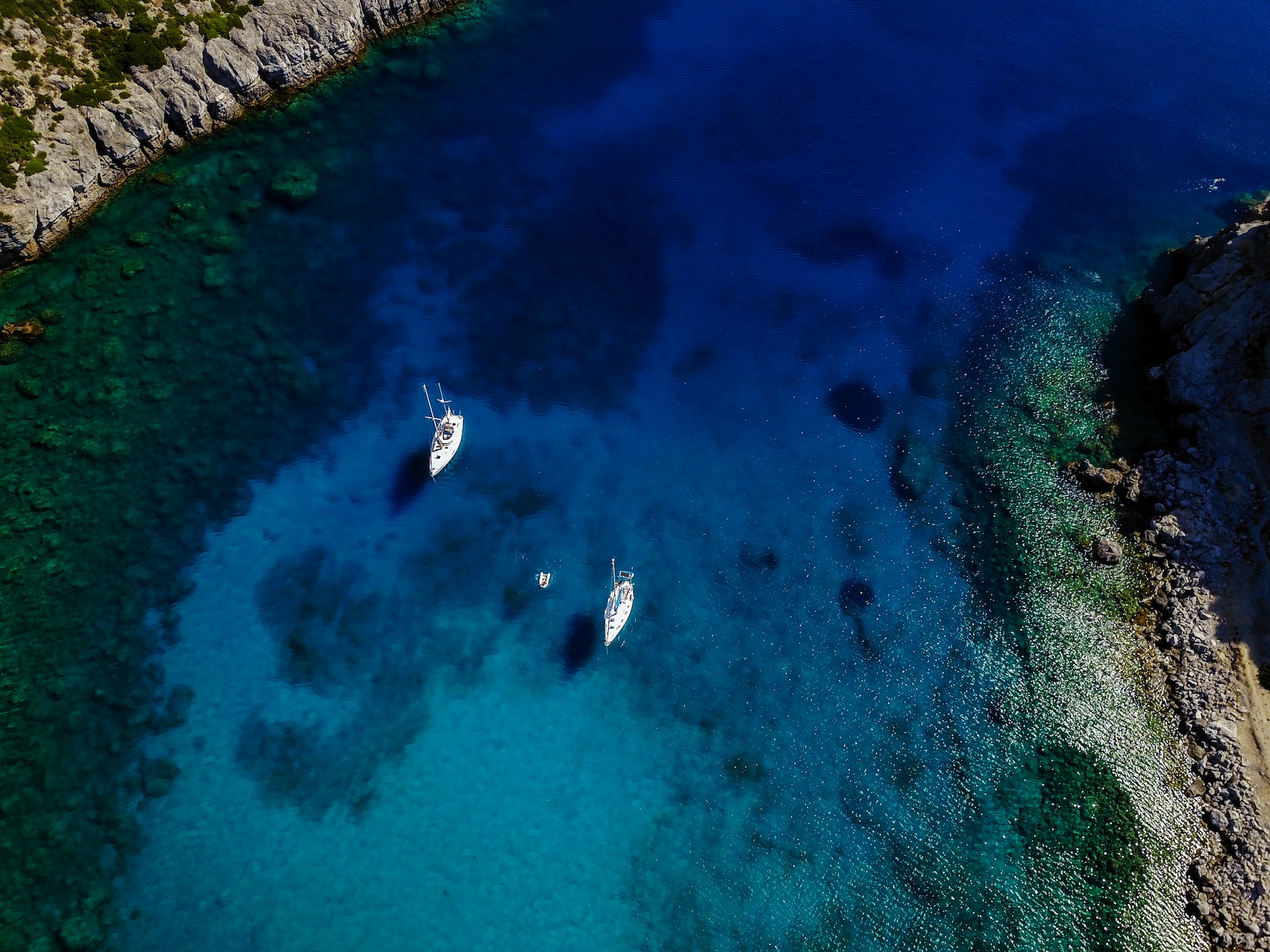 Aerial view of 2 sailing boats in the ocean. 
